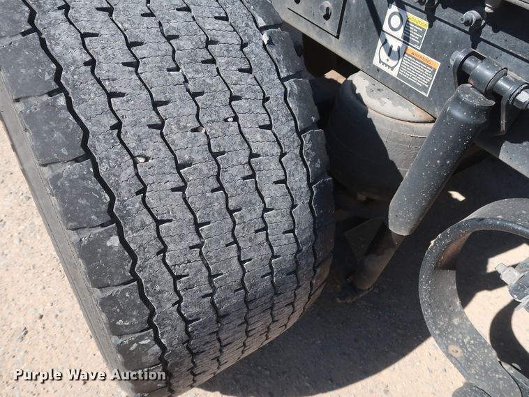 image for item HA9103 2016 Peterbilt 579  semi truck