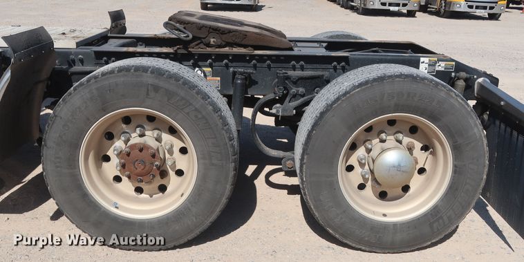 image for item HA9103 2016 Peterbilt 579  semi truck