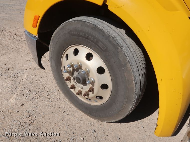 image for item HA9103 2016 Peterbilt 579  semi truck