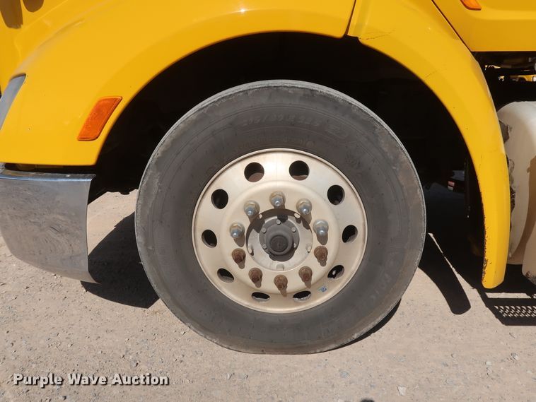 image for item HA9103 2016 Peterbilt 579  semi truck