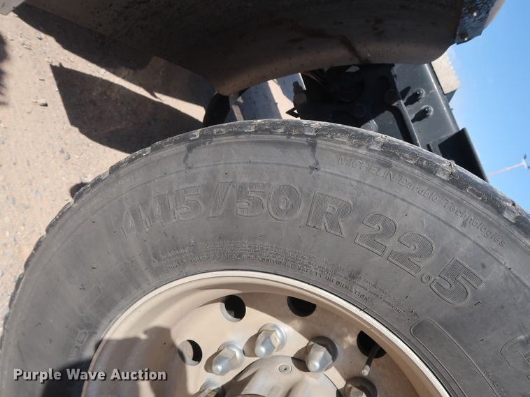 image for item HA9103 2016 Peterbilt 579  semi truck