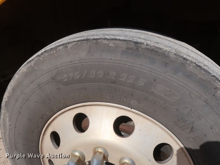 image for item HA9103 2016 Peterbilt 579  semi truck