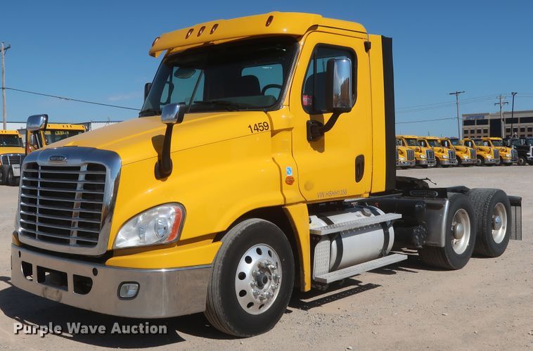 image for item HA9104 2017 Freightliner Cascadia 125  semi truck