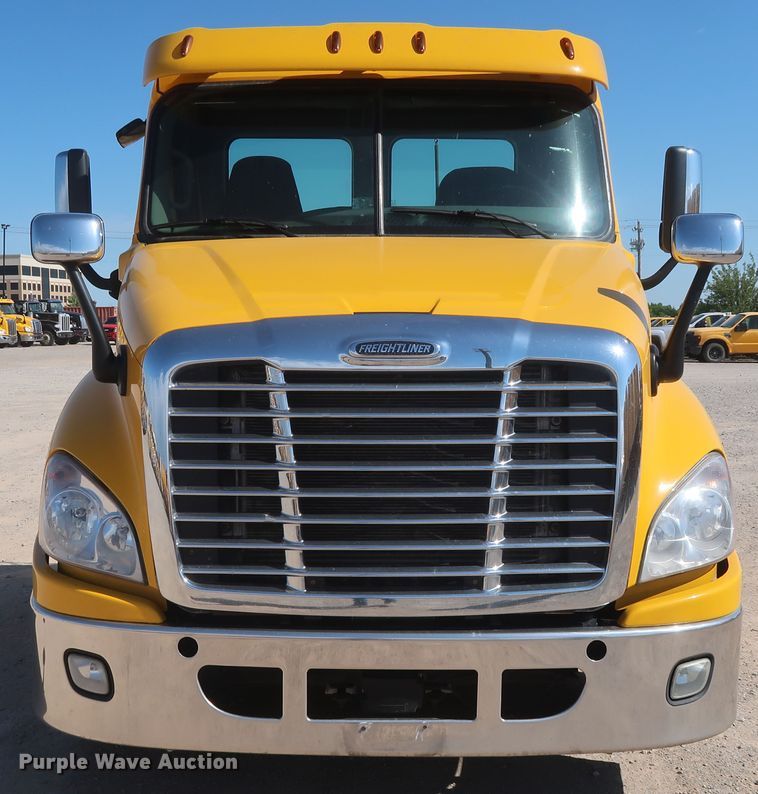 image for item HA9104 2017 Freightliner Cascadia 125  semi truck