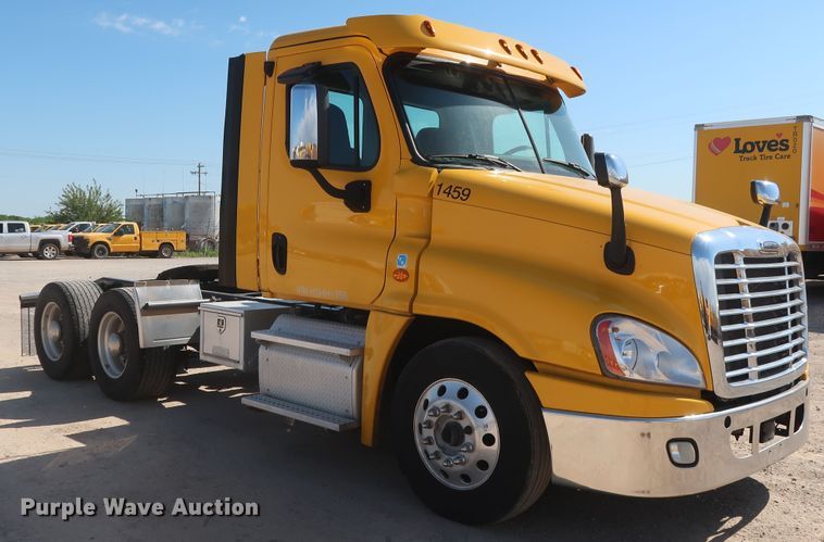 image for item HA9104 2017 Freightliner Cascadia 125  semi truck