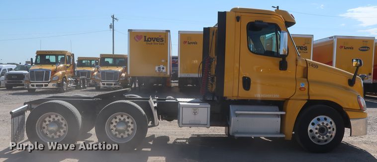 image for item HA9104 2017 Freightliner Cascadia 125  semi truck