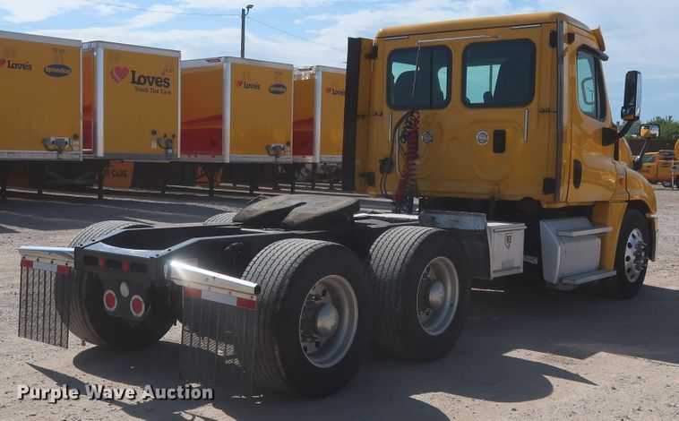 image for item HA9104 2017 Freightliner Cascadia 125  semi truck