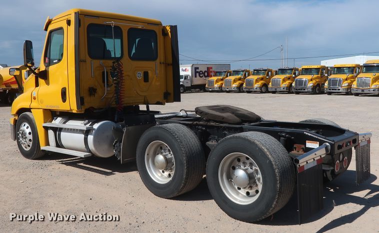 image for item HA9104 2017 Freightliner Cascadia 125  semi truck