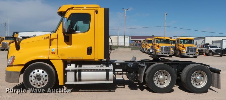 image for item HA9104 2017 Freightliner Cascadia 125  semi truck