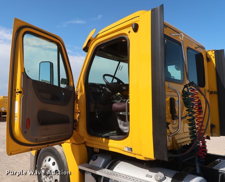 image for item HA9104 2017 Freightliner Cascadia 125  semi truck