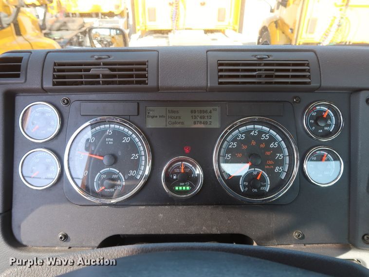 image for item HA9104 2017 Freightliner Cascadia 125  semi truck