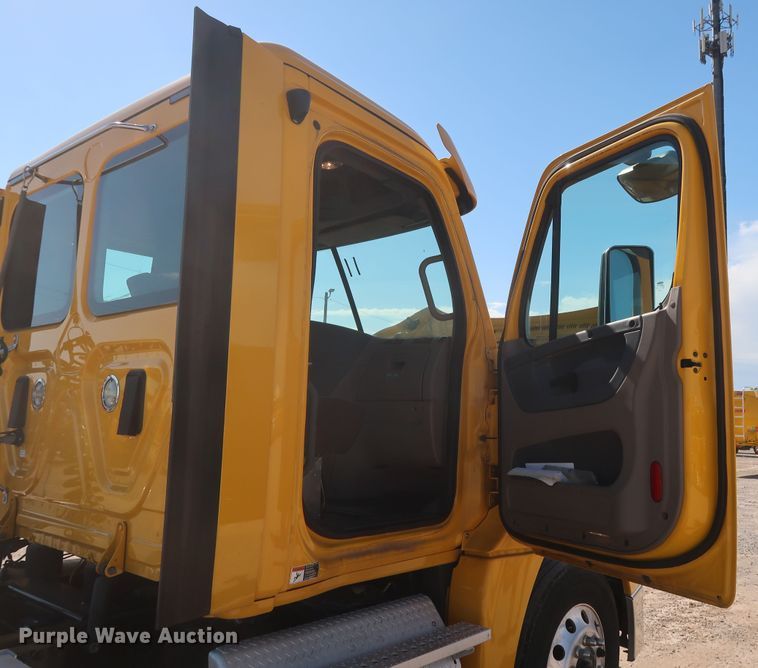 image for item HA9104 2017 Freightliner Cascadia 125  semi truck