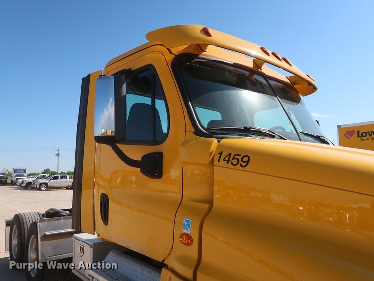 image for item HA9104 2017 Freightliner Cascadia 125  semi truck