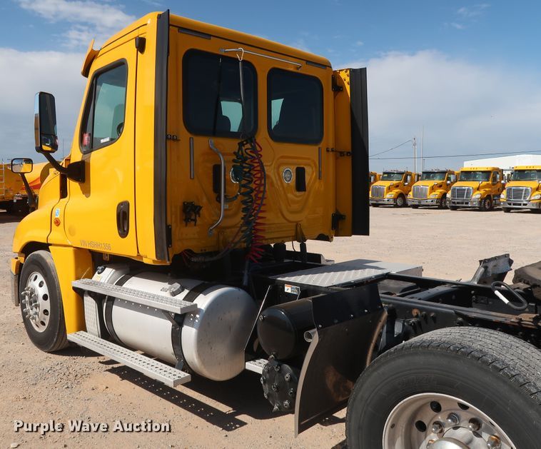 image for item HA9104 2017 Freightliner Cascadia 125  semi truck