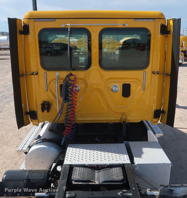 image for item HA9104 2017 Freightliner Cascadia 125  semi truck