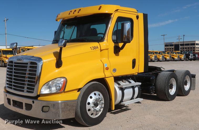 image for item HA9105 2016 Freightliner Cascadia 125  semi truck