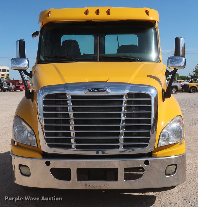 image for item HA9105 2016 Freightliner Cascadia 125  semi truck