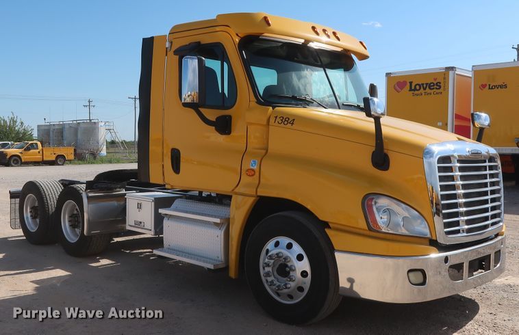 image for item HA9105 2016 Freightliner Cascadia 125  semi truck