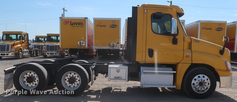 image for item HA9105 2016 Freightliner Cascadia 125  semi truck