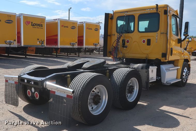 image for item HA9105 2016 Freightliner Cascadia 125  semi truck