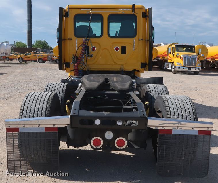 image for item HA9105 2016 Freightliner Cascadia 125  semi truck