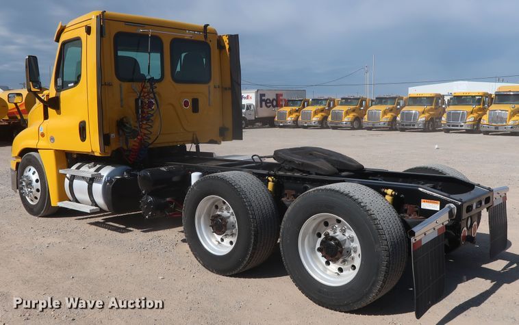 image for item HA9105 2016 Freightliner Cascadia 125  semi truck