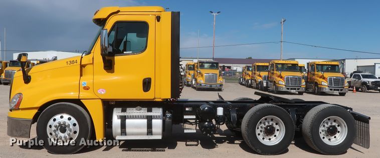 image for item HA9105 2016 Freightliner Cascadia 125  semi truck