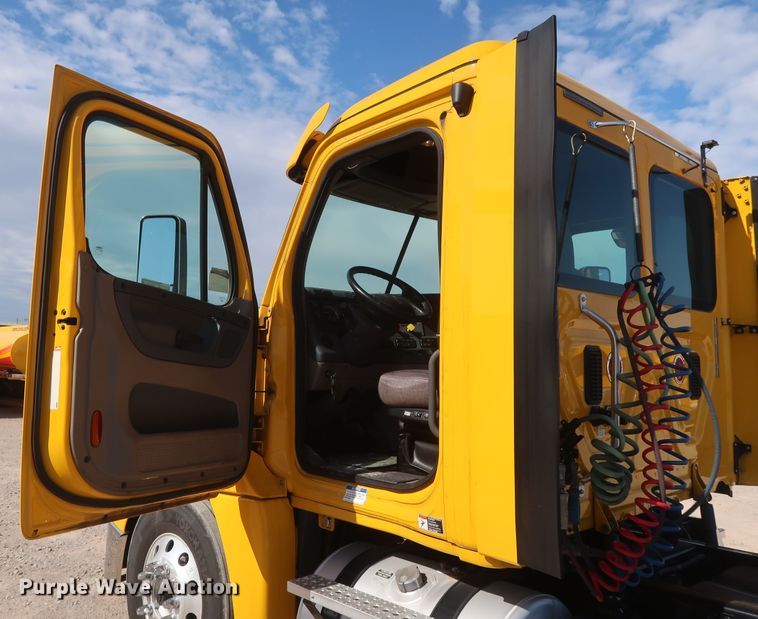 image for item HA9105 2016 Freightliner Cascadia 125  semi truck