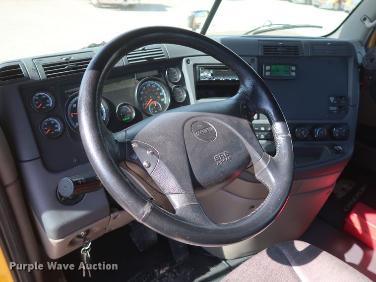 image for item HA9105 2016 Freightliner Cascadia 125  semi truck