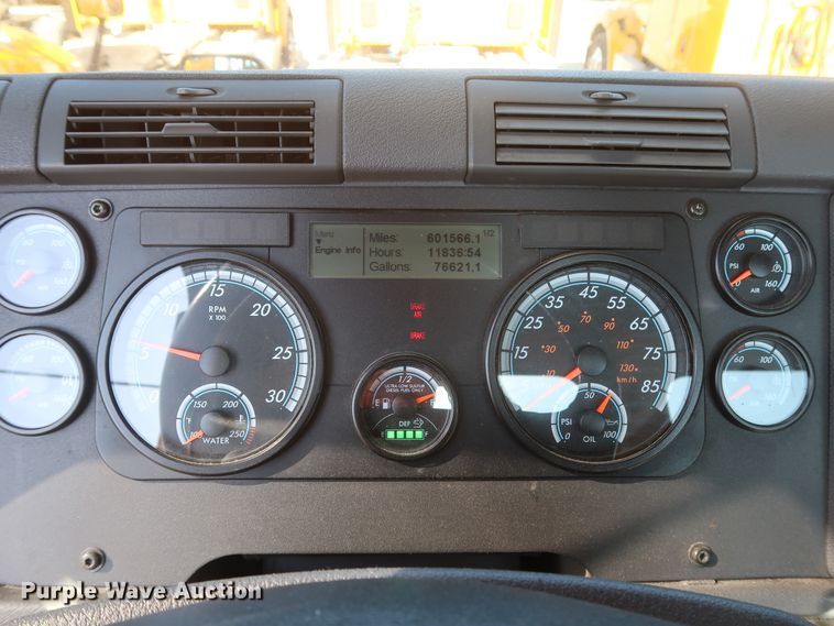 image for item HA9105 2016 Freightliner Cascadia 125  semi truck