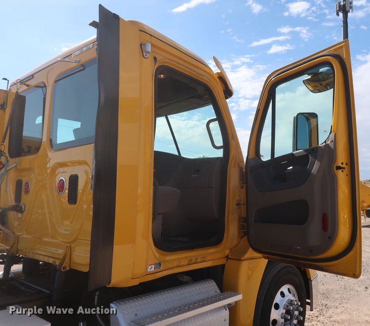 image for item HA9105 2016 Freightliner Cascadia 125  semi truck