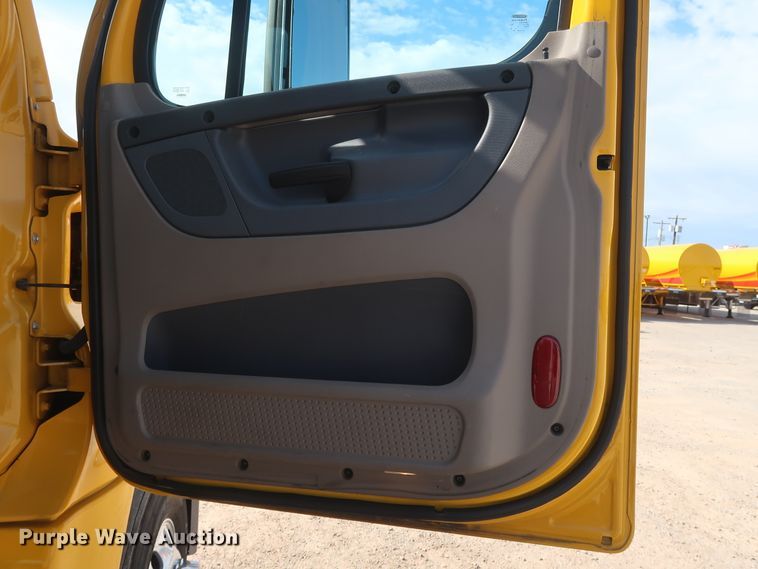 image for item HA9105 2016 Freightliner Cascadia 125  semi truck