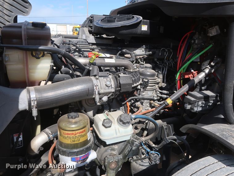 image for item HA9105 2016 Freightliner Cascadia 125  semi truck