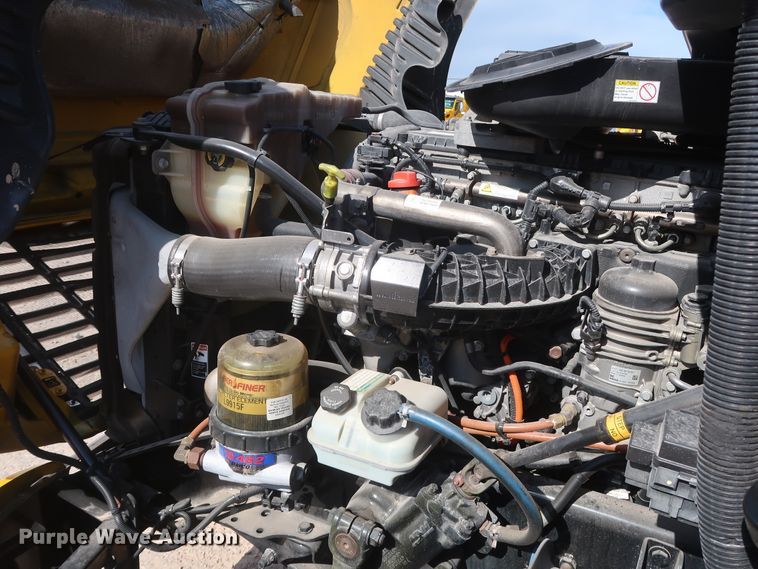 image for item HA9105 2016 Freightliner Cascadia 125  semi truck