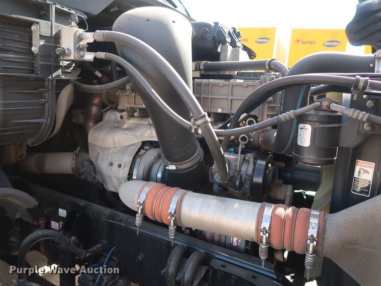 image for item HA9105 2016 Freightliner Cascadia 125  semi truck