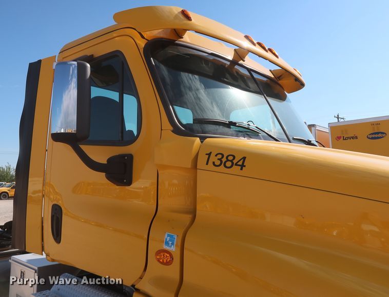 image for item HA9105 2016 Freightliner Cascadia 125  semi truck