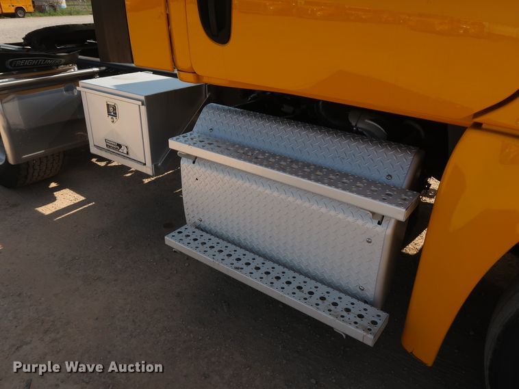 image for item HA9105 2016 Freightliner Cascadia 125  semi truck