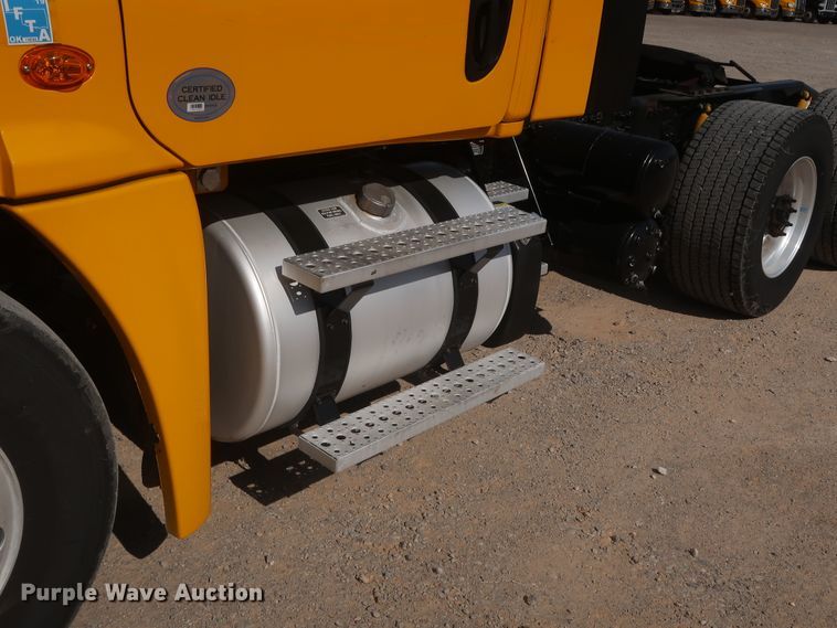 image for item HA9105 2016 Freightliner Cascadia 125  semi truck