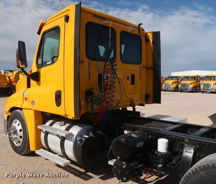 image for item HA9105 2016 Freightliner Cascadia 125  semi truck