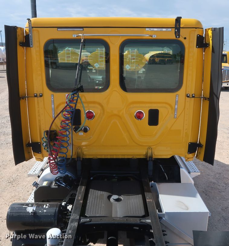 image for item HA9105 2016 Freightliner Cascadia 125  semi truck