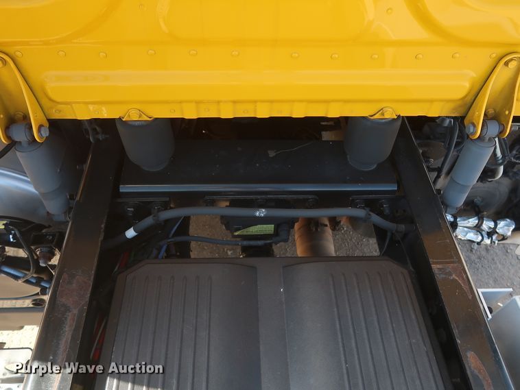 image for item HA9105 2016 Freightliner Cascadia 125  semi truck