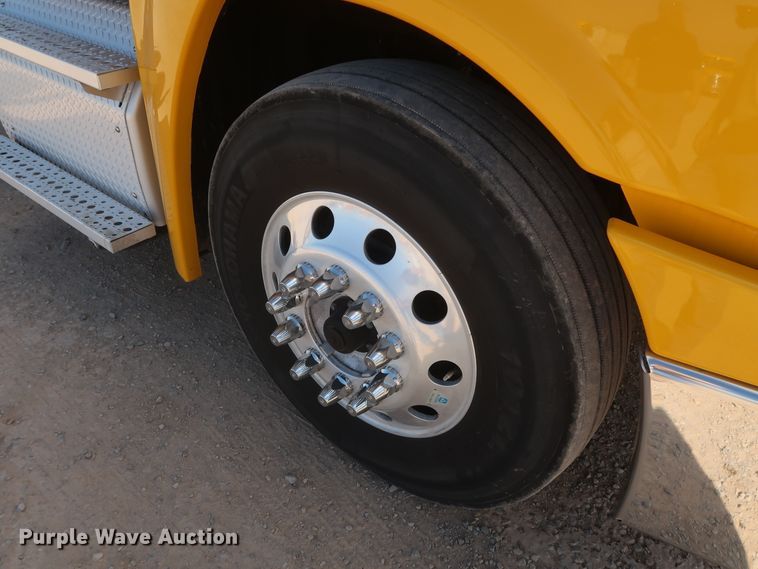 image for item HA9105 2016 Freightliner Cascadia 125  semi truck