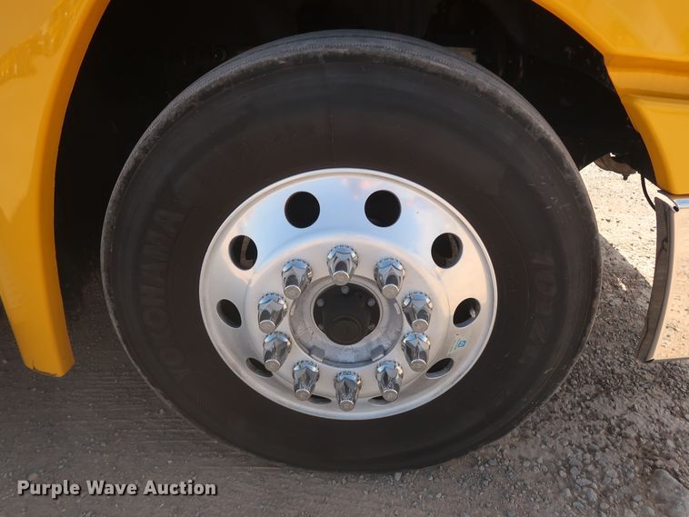 image for item HA9105 2016 Freightliner Cascadia 125  semi truck