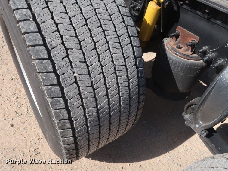 image for item HA9105 2016 Freightliner Cascadia 125  semi truck