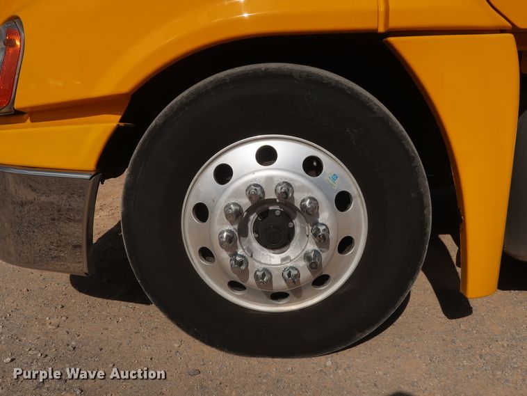 image for item HA9105 2016 Freightliner Cascadia 125  semi truck