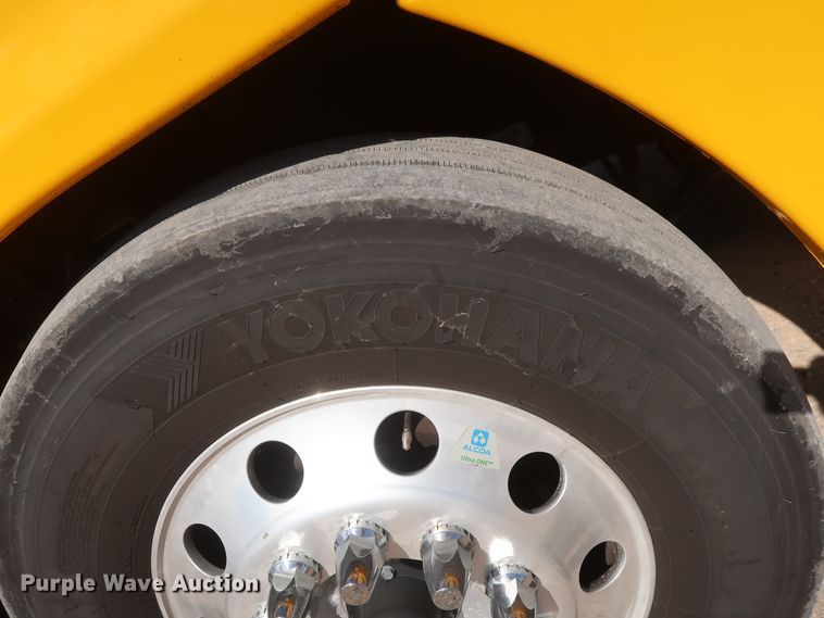 image for item HA9105 2016 Freightliner Cascadia 125  semi truck