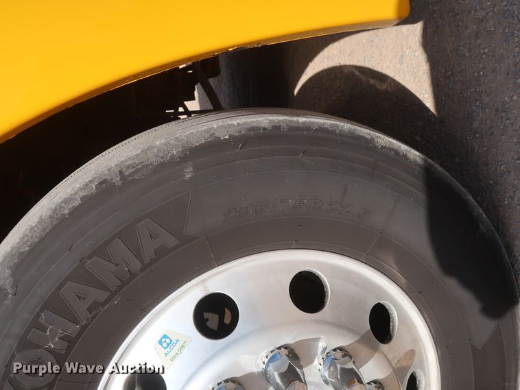 image for item HA9105 2016 Freightliner Cascadia 125  semi truck