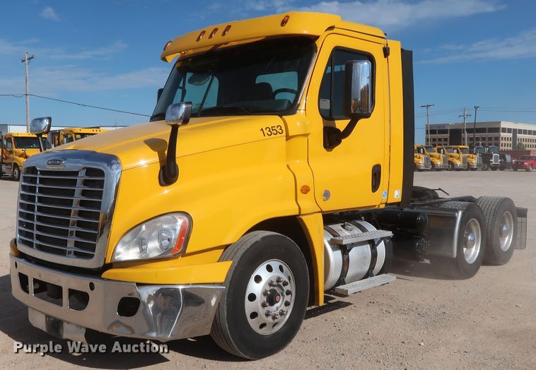 image for item HA9106 2016 Freightliner Cascadia 125  semi truck