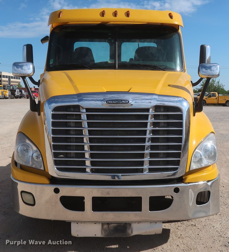 image for item HA9106 2016 Freightliner Cascadia 125  semi truck