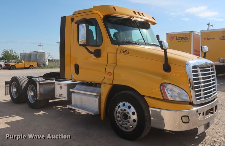 image for item HA9106 2016 Freightliner Cascadia 125  semi truck